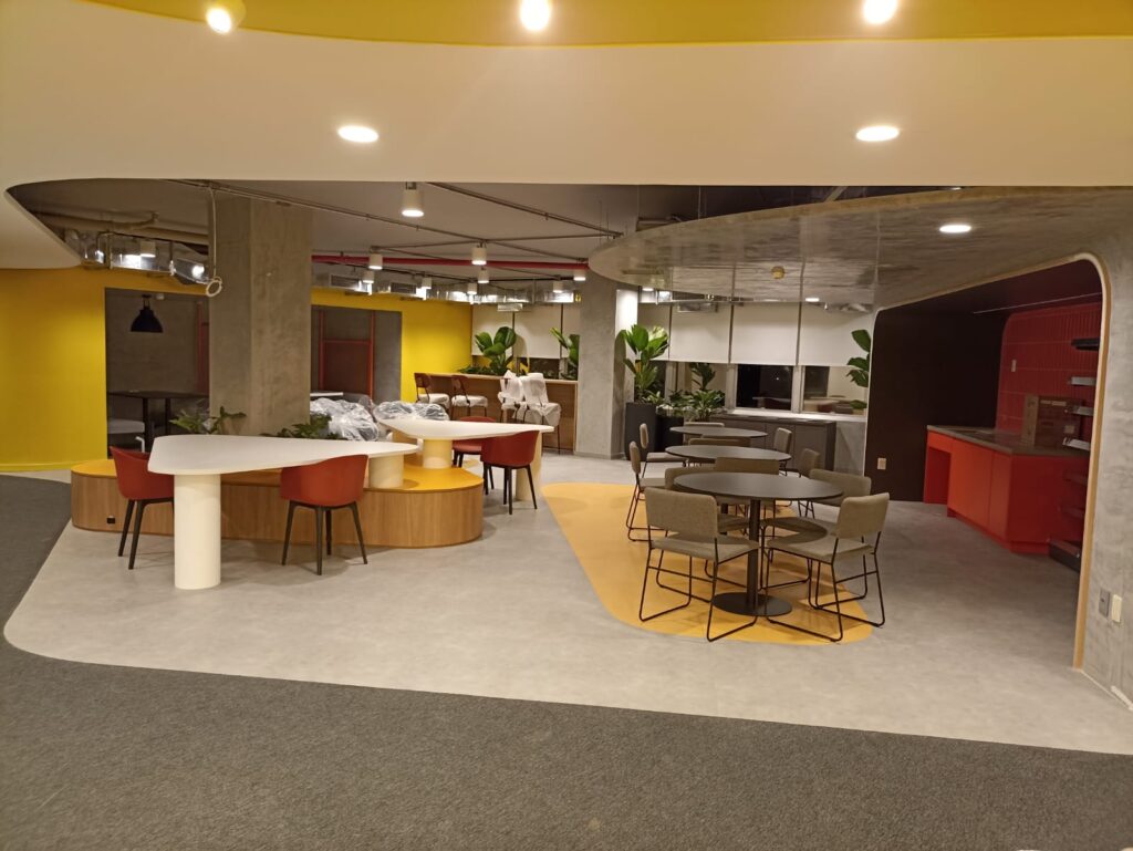 escritorio vazio, apenas com decoração e estrutura durante e no final da obra